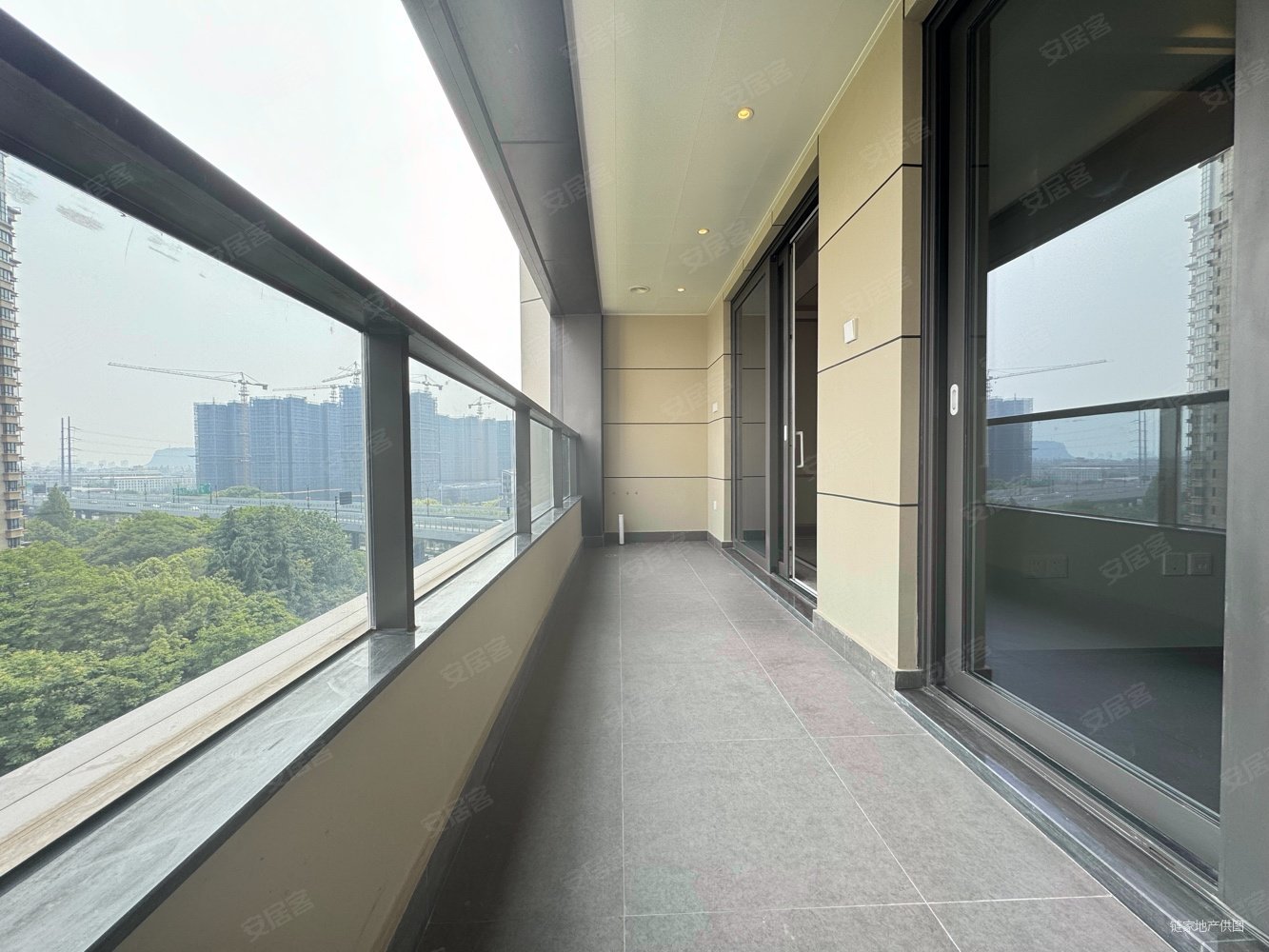 保利滨江上品 交通便利 南北通透 近医院 临地铁 精装好房