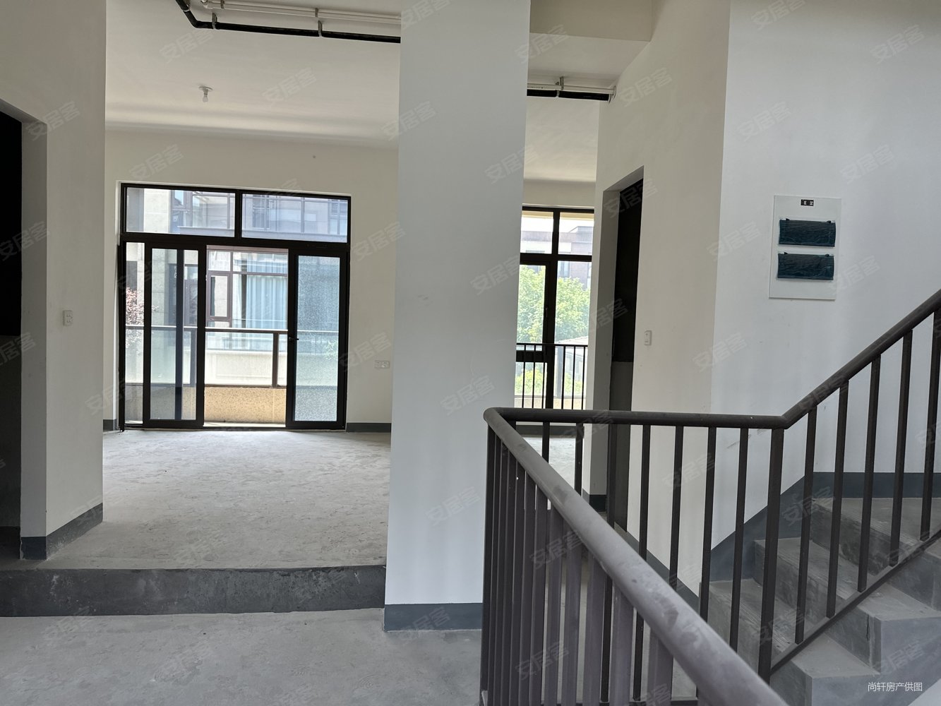 龙茂府排屋630万 带车位2个毛胚急