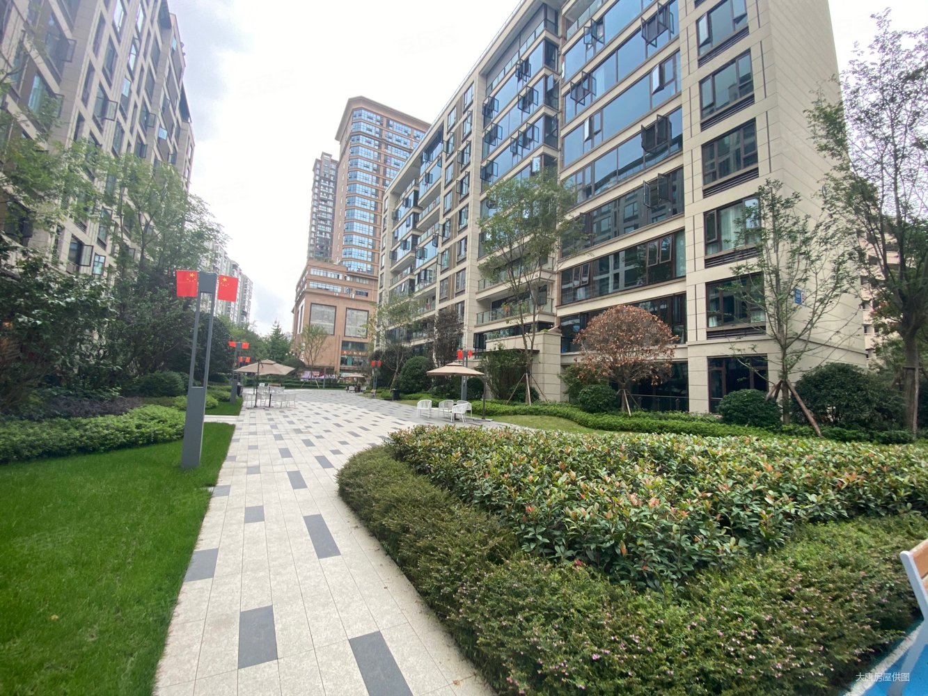 正黄翡翠堂4室2厅2卫135㎡南北215万