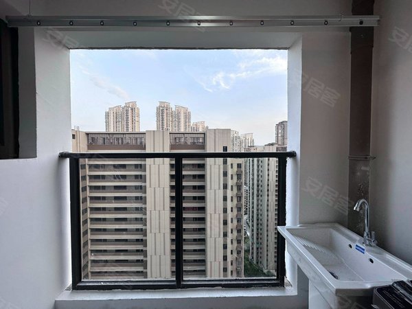 光明港 万科澜悦花园意式风一房衣帽间!出租房源真实图片