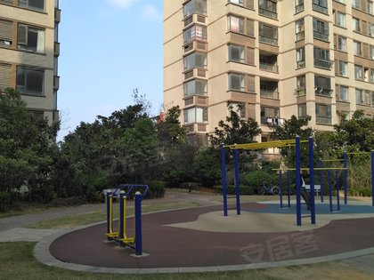 小区不足南面500米麻丘商贸城,有银行,超市,农贸市场.