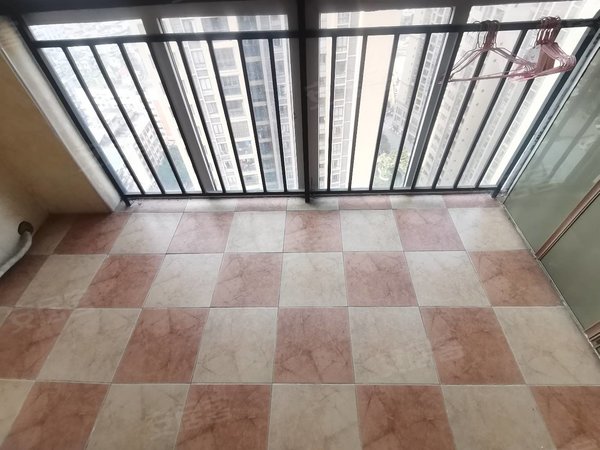 重庆合川合川滨江路兆甲滨江国际凉亭子小學旁,出门就是滨江路,滨江