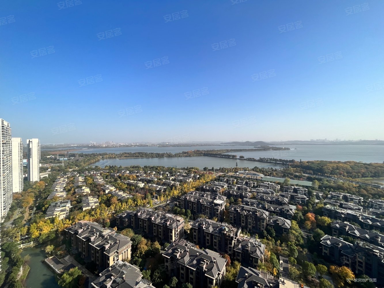 纯水岸东湖天樾(一期)5室2厅3卫264.23㎡南北1200万