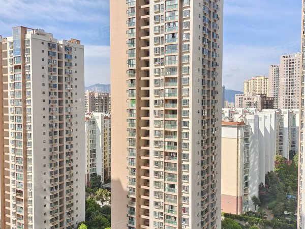 昆明西山大商汇润城2区出租西山区万达双塔旁边润城二期精装1室带家具