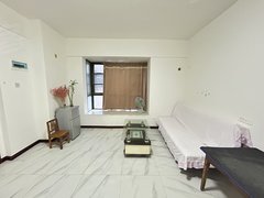 宜城华龙中心宜城城区宋玉中靴对面 电梯一室一厅一厨一卫 房子采光极好出租房源真实图片