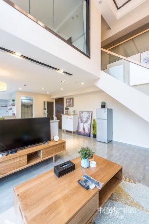 门口就是地铁的4.9米层高的精装修带家具家电的公寓