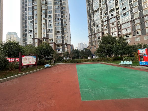 巴中巴州回风凯莱国际社区带车位 家具家电会全部配齐 房东自住装修