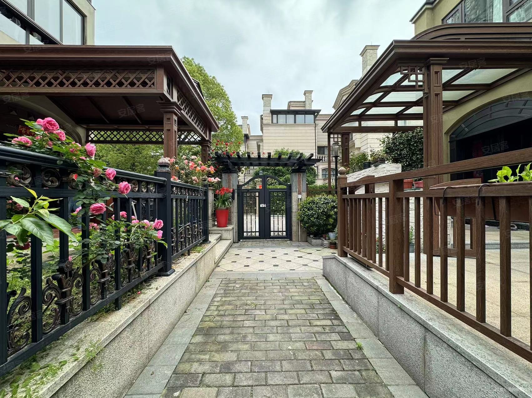 伊萨卡地铁口边套排屋!豪装自住!业主维护非常好!也扩建好多面