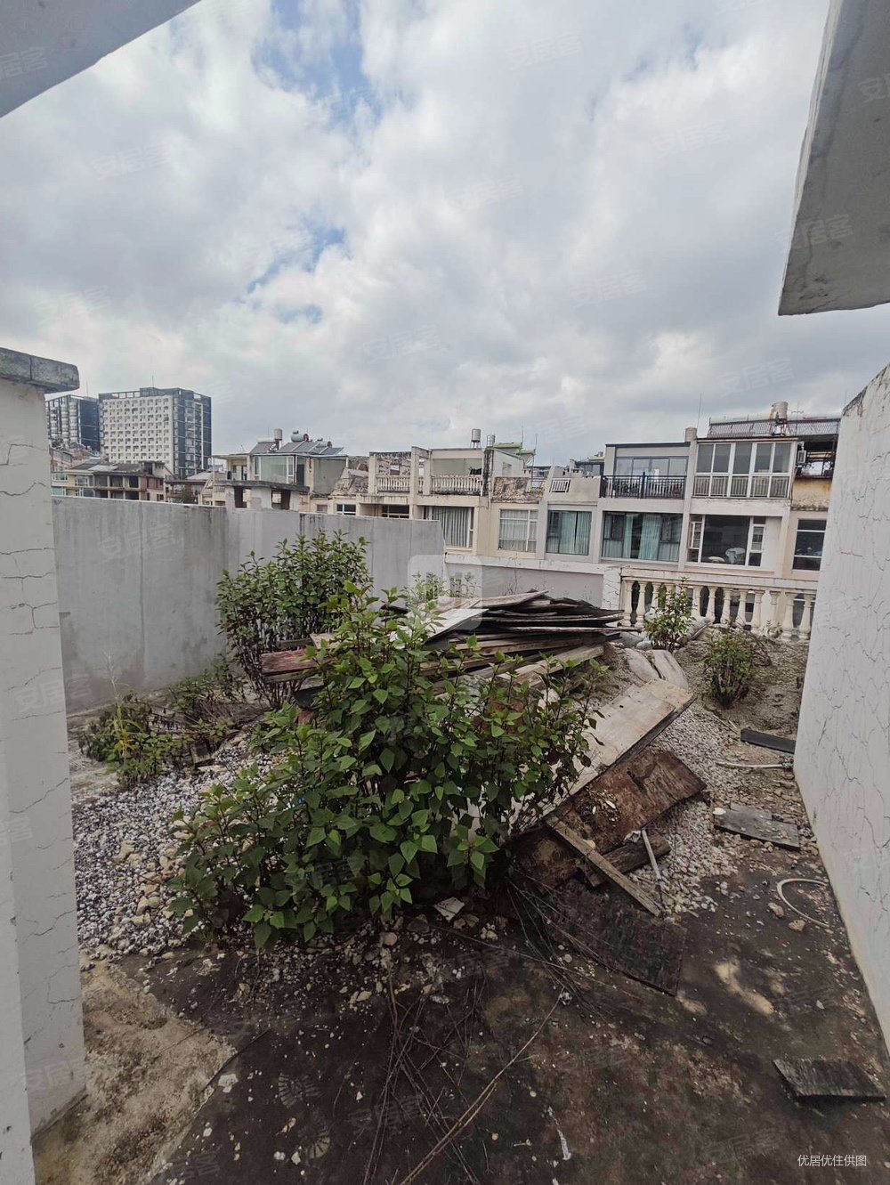 世博金殿别墅区清水木华安静舒适环境好带100平花园露台随时看