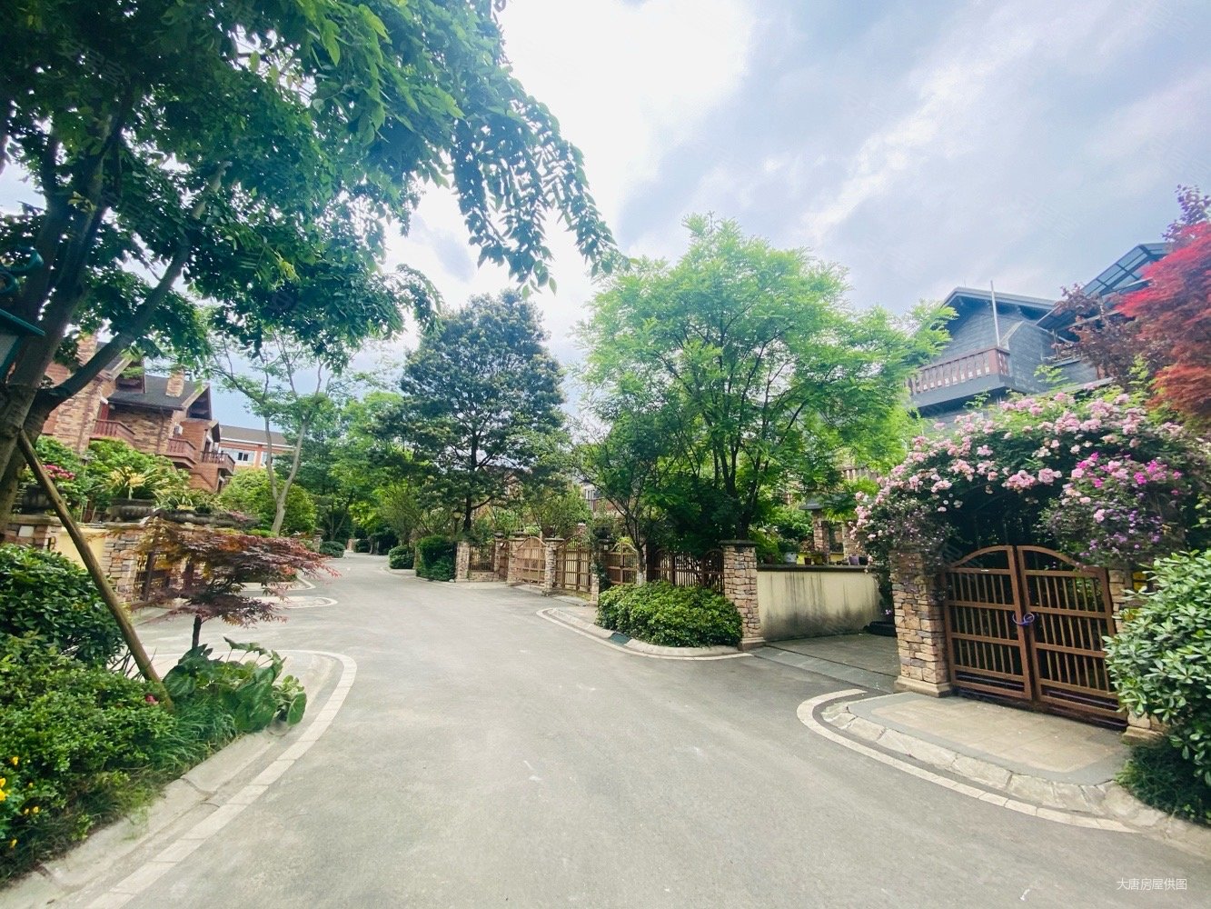 别墅,旁边就是高铁,鹭岛青城山二手房,550万,4室3厅,4卫,180平米-成都
