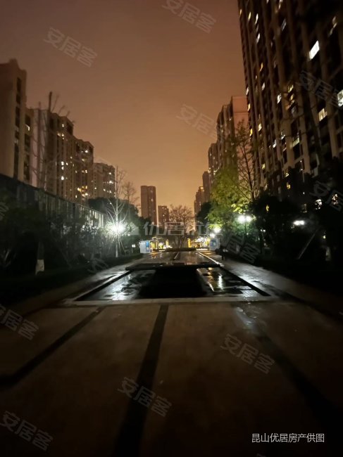 万达华府 中间楼层,客厅带阳台 双开间朝南