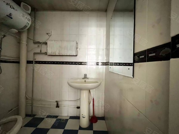 兰州城关东方红广场财政厅家属院(颜家沟)东方红广场 兰州一中附近 精装四楼 三室两厅两卫 随时看房出租房源真实图片