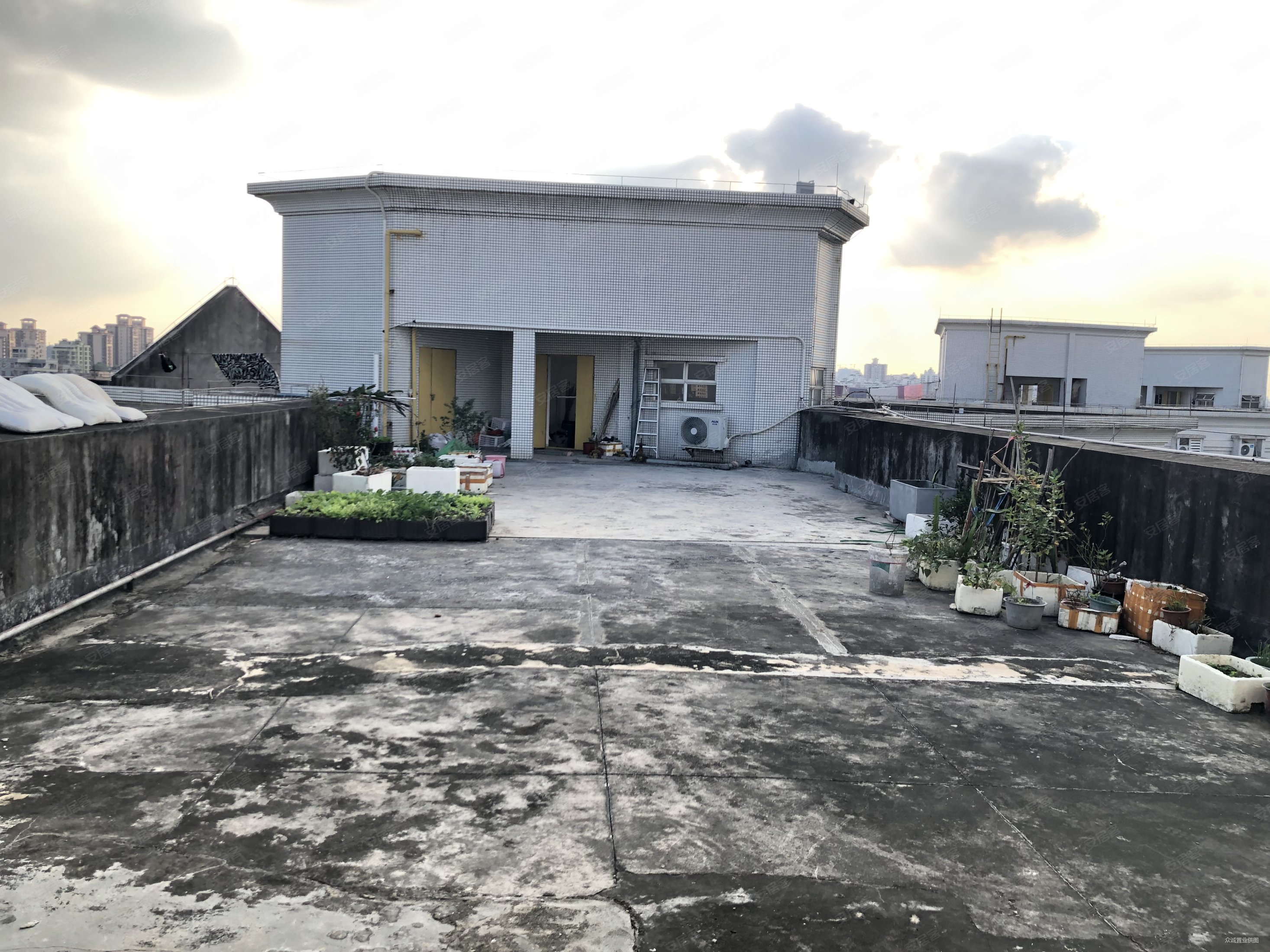 碧桂园玫瑰花园电梯高层二房二厅一卫67平方急售68万