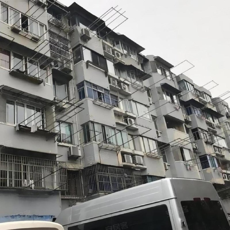 六楼的,户型是以46-89平的,一房两房居多,其中70-73平的均为双南两房