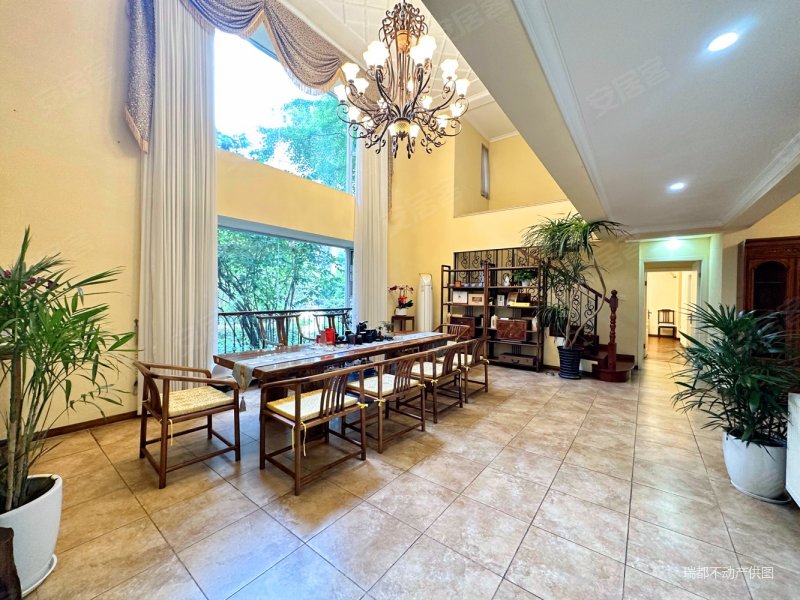 带70平米大花园 一楼跃层 客厅挑高6米 精装修