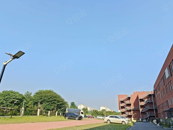 青岛即墨西元庄济青花苑复式公寓 电器配套齐全 可居住可办公出租房源