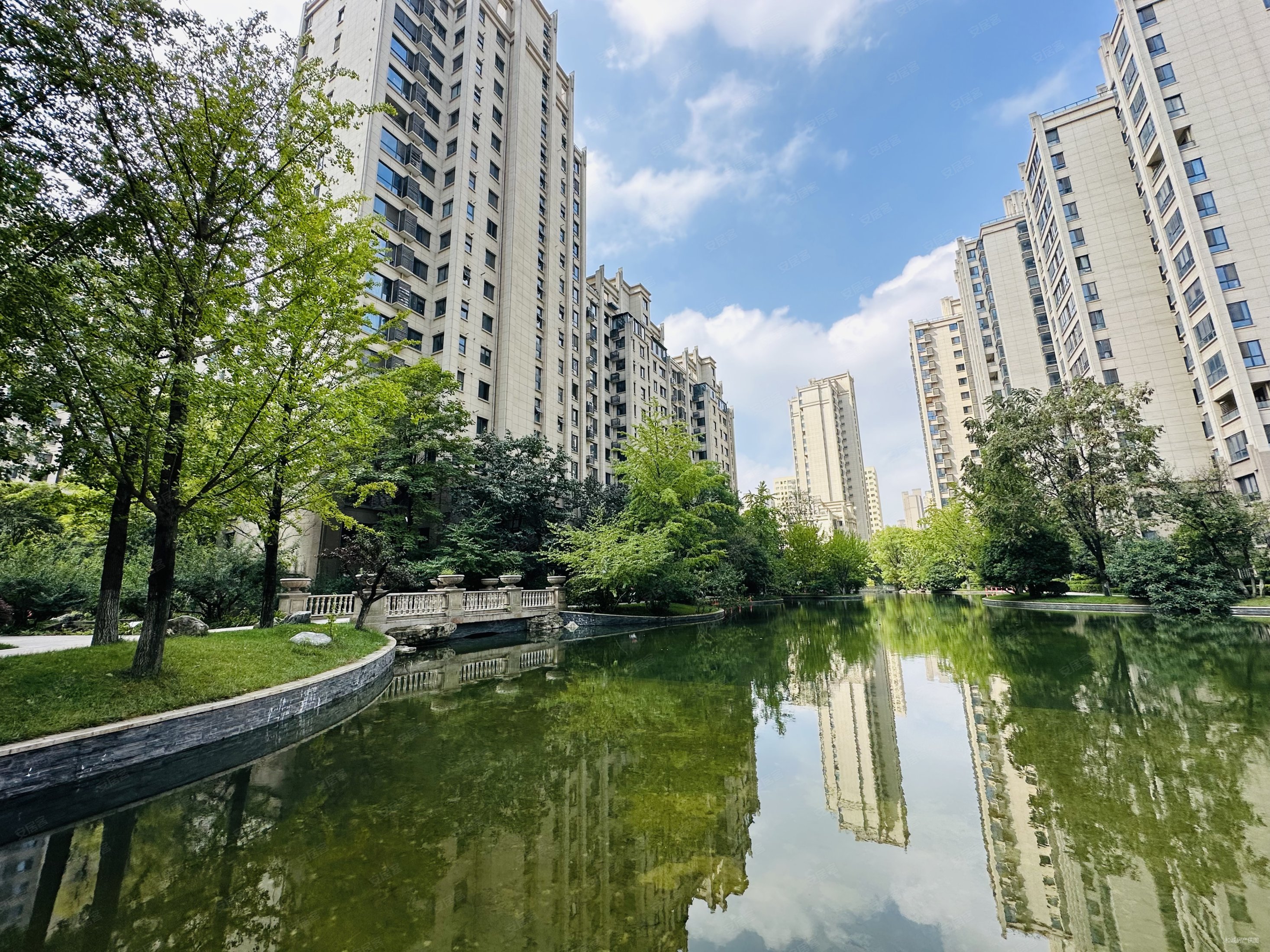 曲江龙邸小区绿化高高楼层视野无遮挡临地铁湖景房