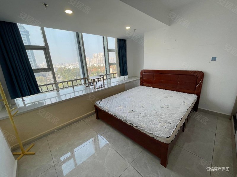 市中心,白浪河畔,摩尔公寓,西向沿河观景房,有钥匙!