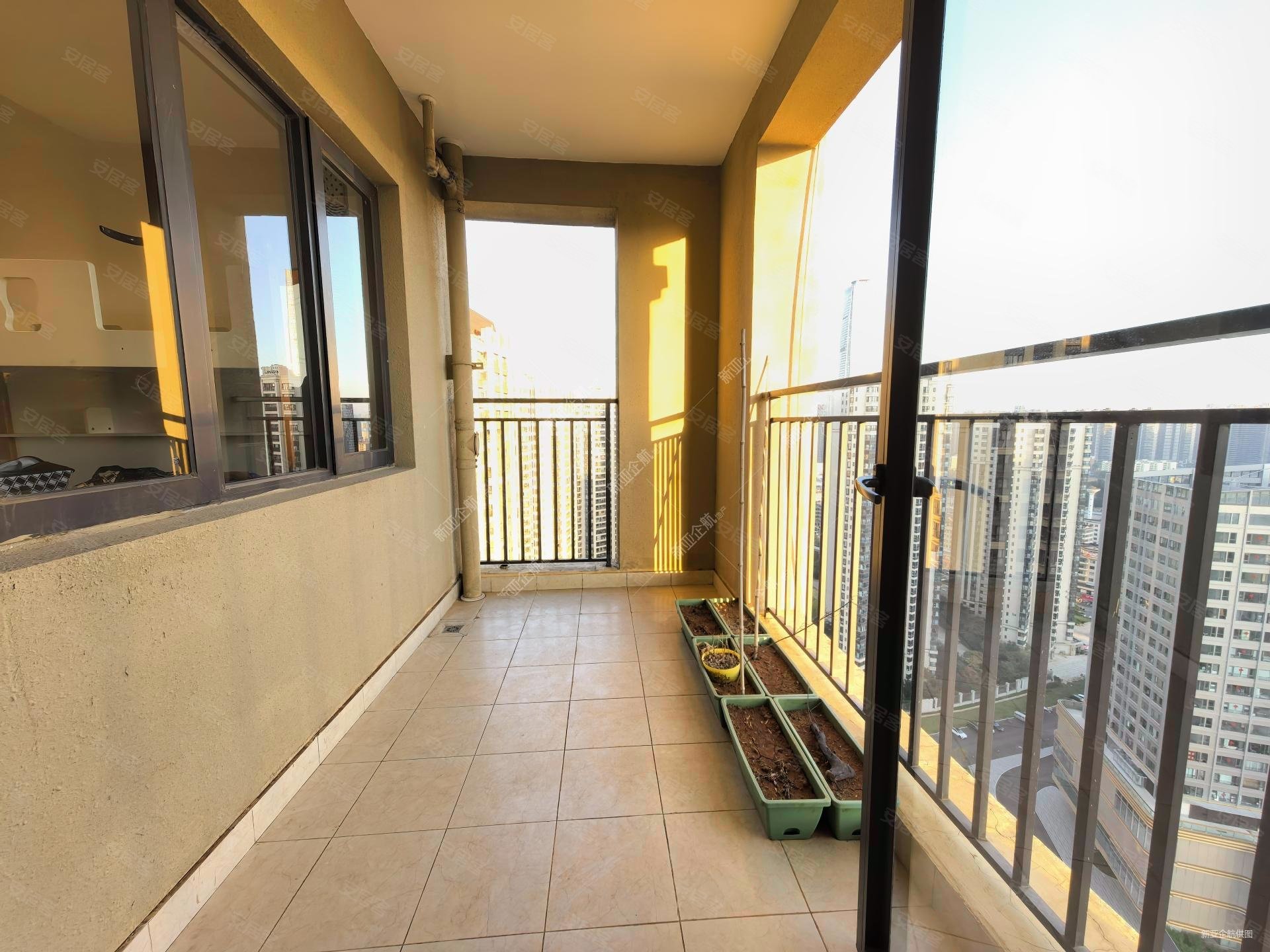 万达旁金地悦天下一区 精装4房 东南端头 带产权车位