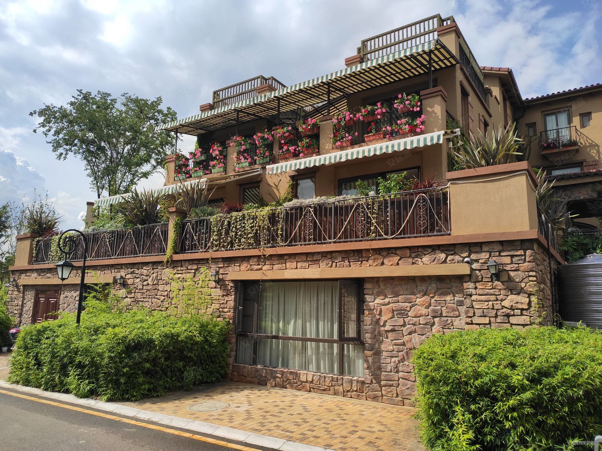 玉龙湾 一期现房别墅 550平 600万 使用面积1000平