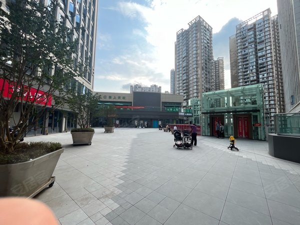 重庆渝北回兴旭辉星干线回兴轻轨站精装修一室一厅 可短租可押一付一
