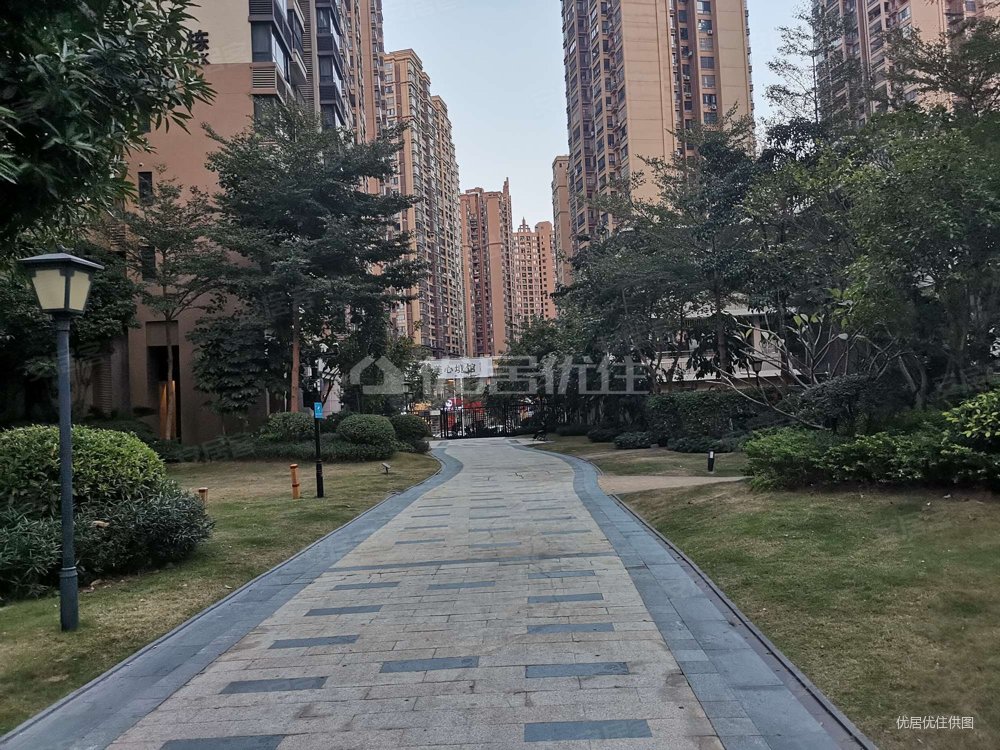 凤岭北荣和公园大道 精装修四房 户型方正 南北向 电梯房