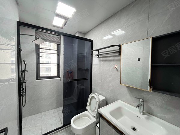 海宁斜桥镇斜桥鸿翔金桂里庆云街上 近地铁口 金桂里精装三房两卫 停车方便 配套齐全出租房源真实图片