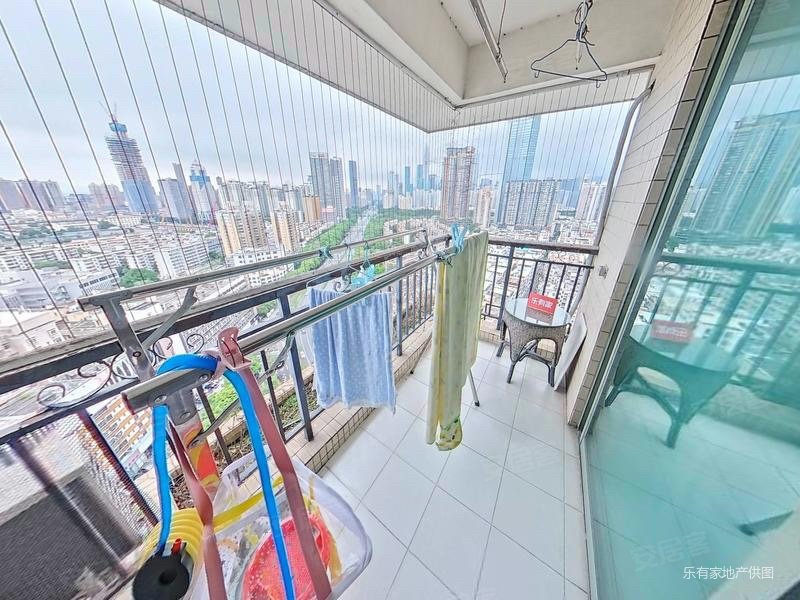 汇港名苑精装三房,业主诚心出售看房方便.