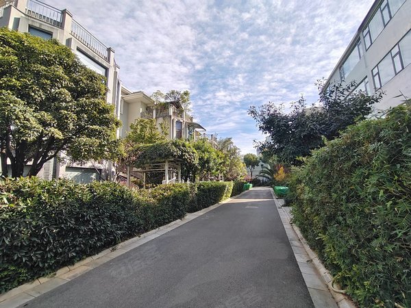 昆明盘龙江东花园金江小区熙苑霖雨桥地铁口四层大双拼别墅!