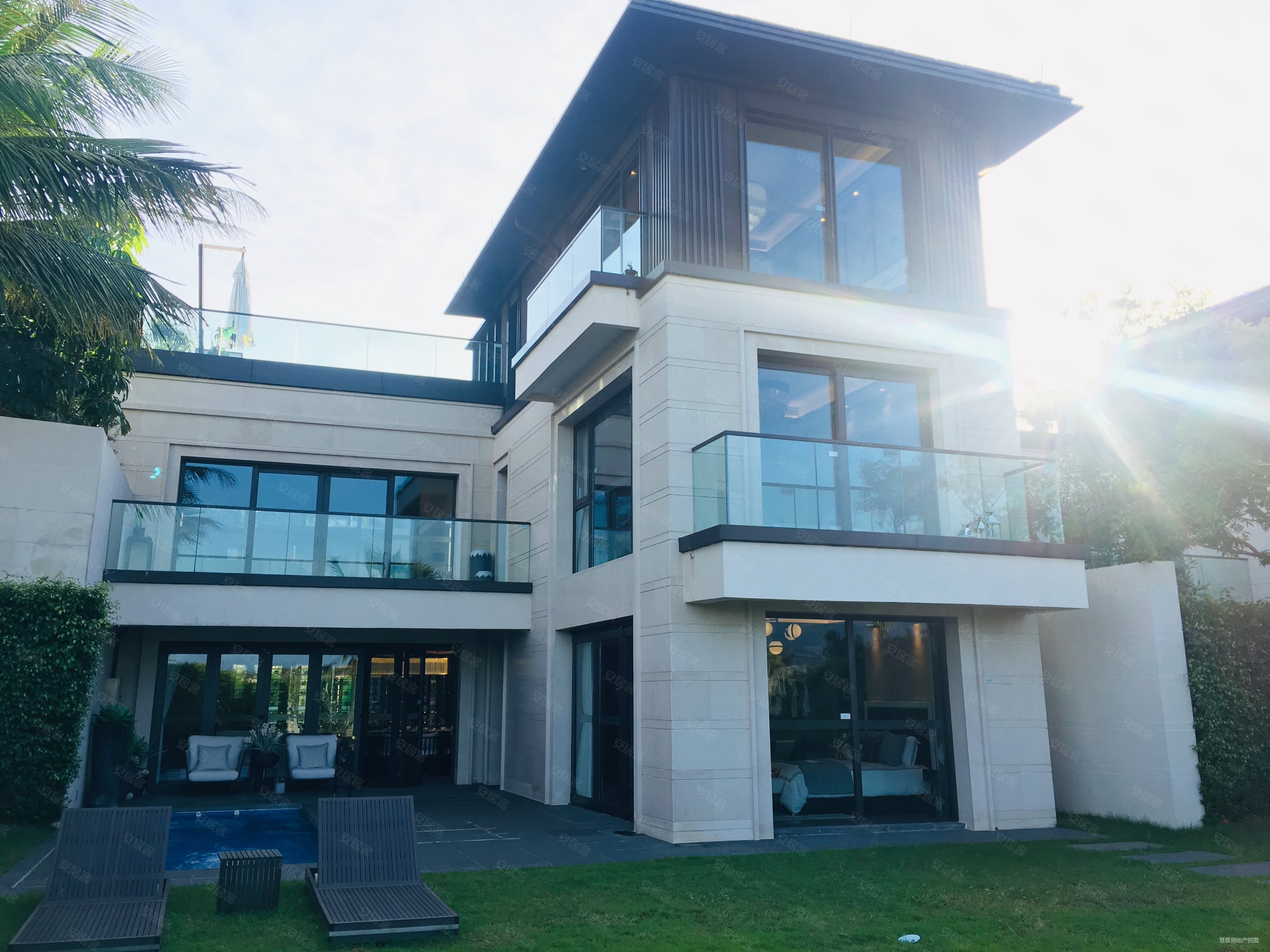 不贵更名三亚荣盛海棠湾独栋别墅毗邻人大附中在院子里嬉水