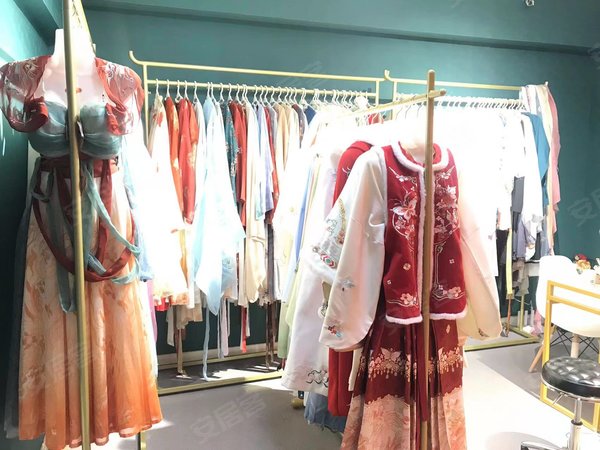 西安雁塔小寨华旗国际广场汉服工作室转让小寨繁华商圈华旗国际70平