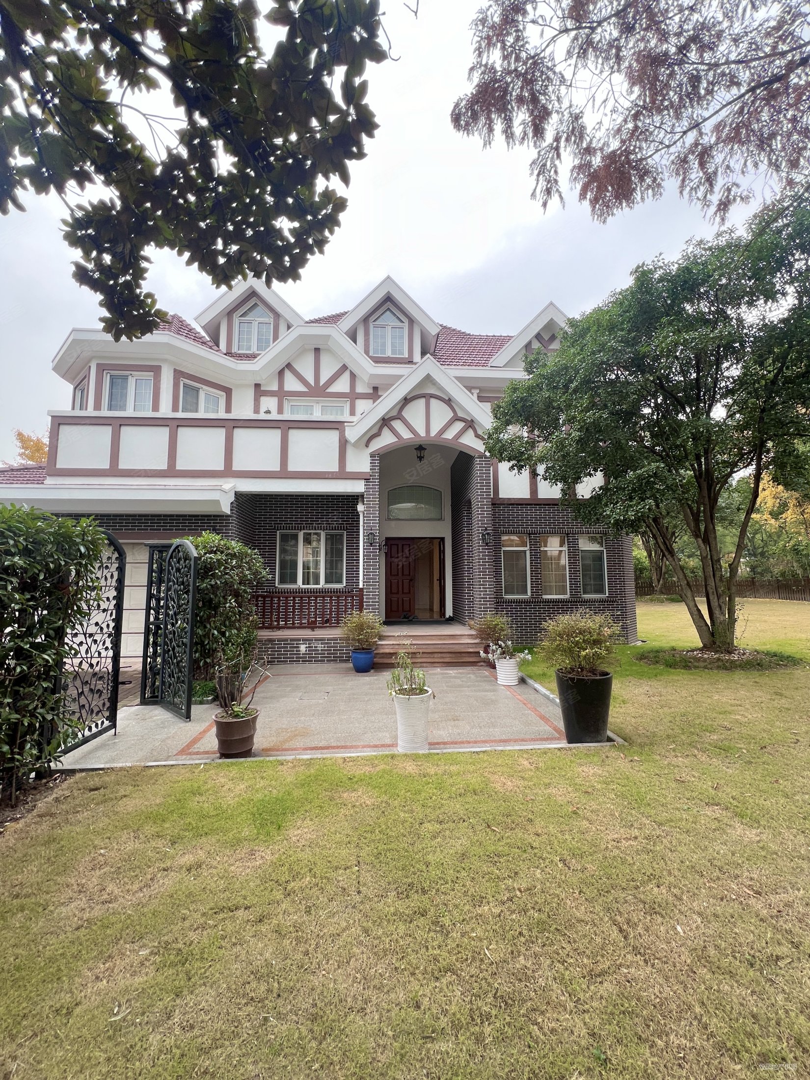 占地2500平花园大英式大户型双车库