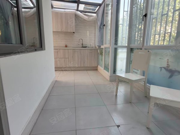 西山区碧鸡广场肿瘤医院玖悦府对面带前后围着的露台