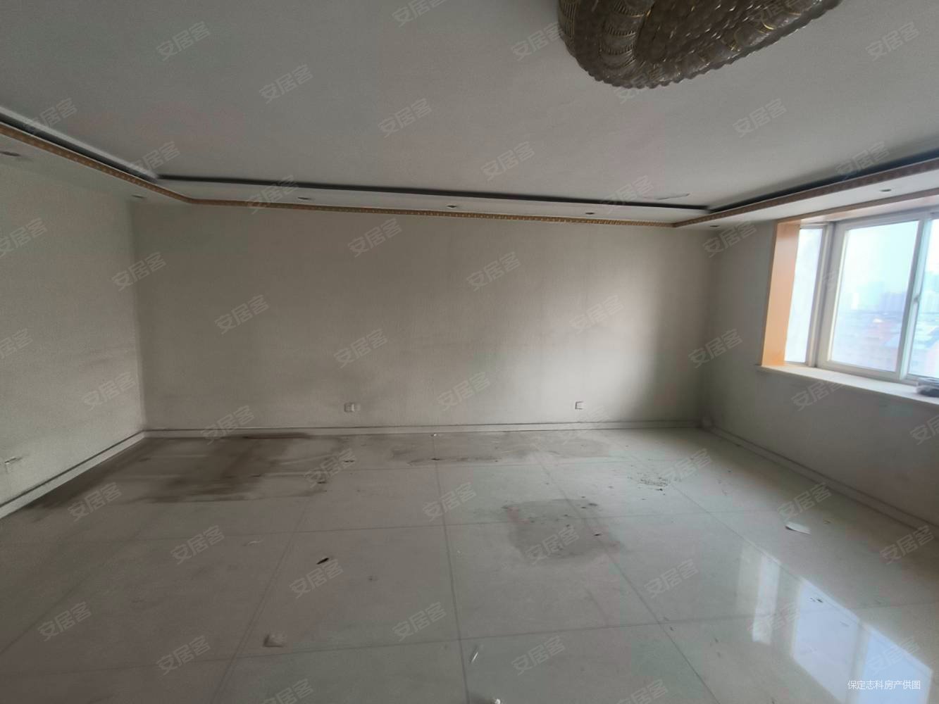 世纪华庭4室2厅3卫241㎡南北180万