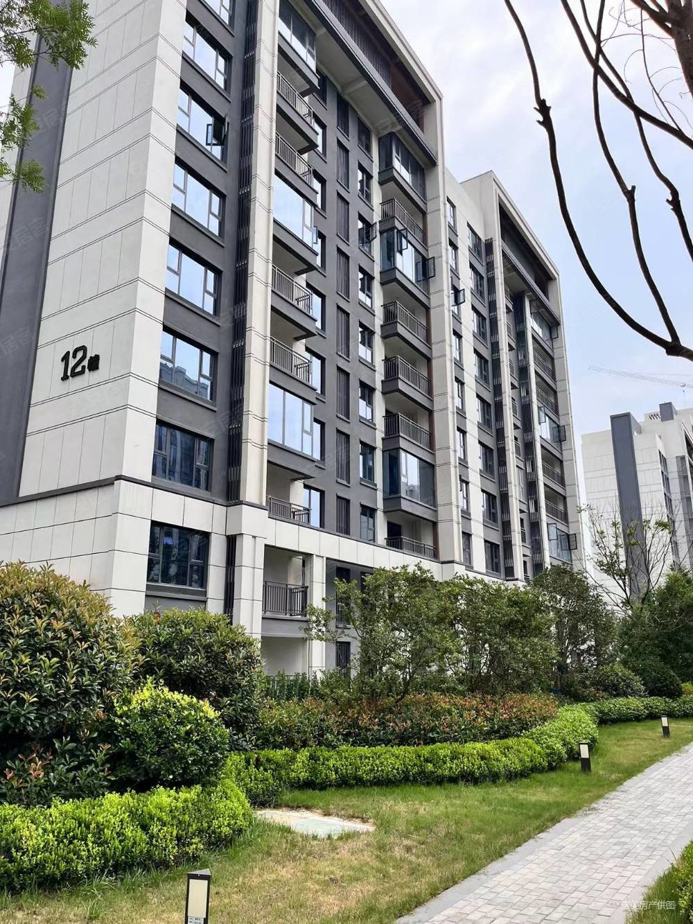 建业江山汇洋房128平三室简单装修中间楼层有证可贷