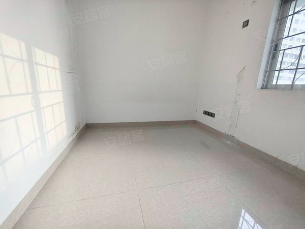 深圳宝安新安泰华大厦新上实拍泰华大厦电梯两房,通风采光好,诚意出租