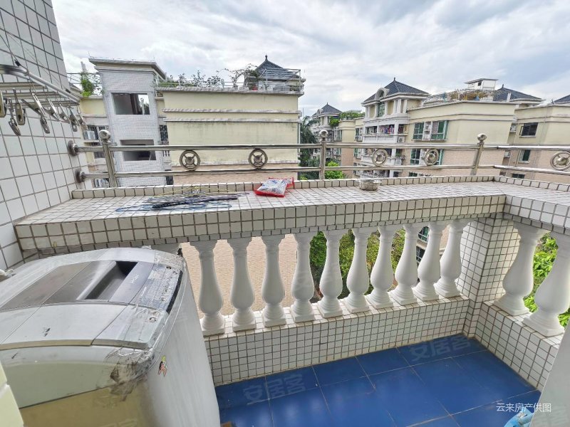 全屋定制精装修,拎包入住,阳台望着别墅区,视野好,东华花园二手房,145