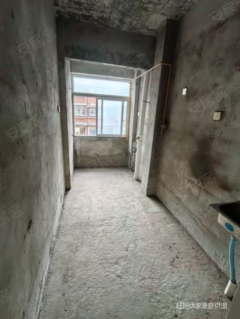 龙府花园4室2厅2卫199.8㎡南北144万