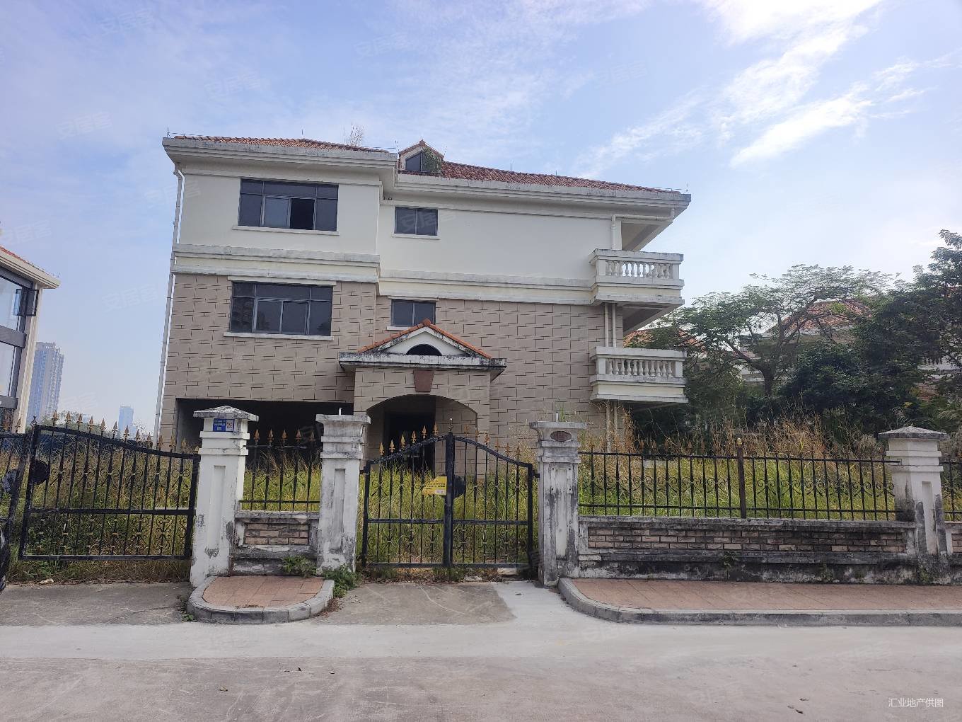 愉景花园球场边大别墅毛胚花园500平无遮挡景观