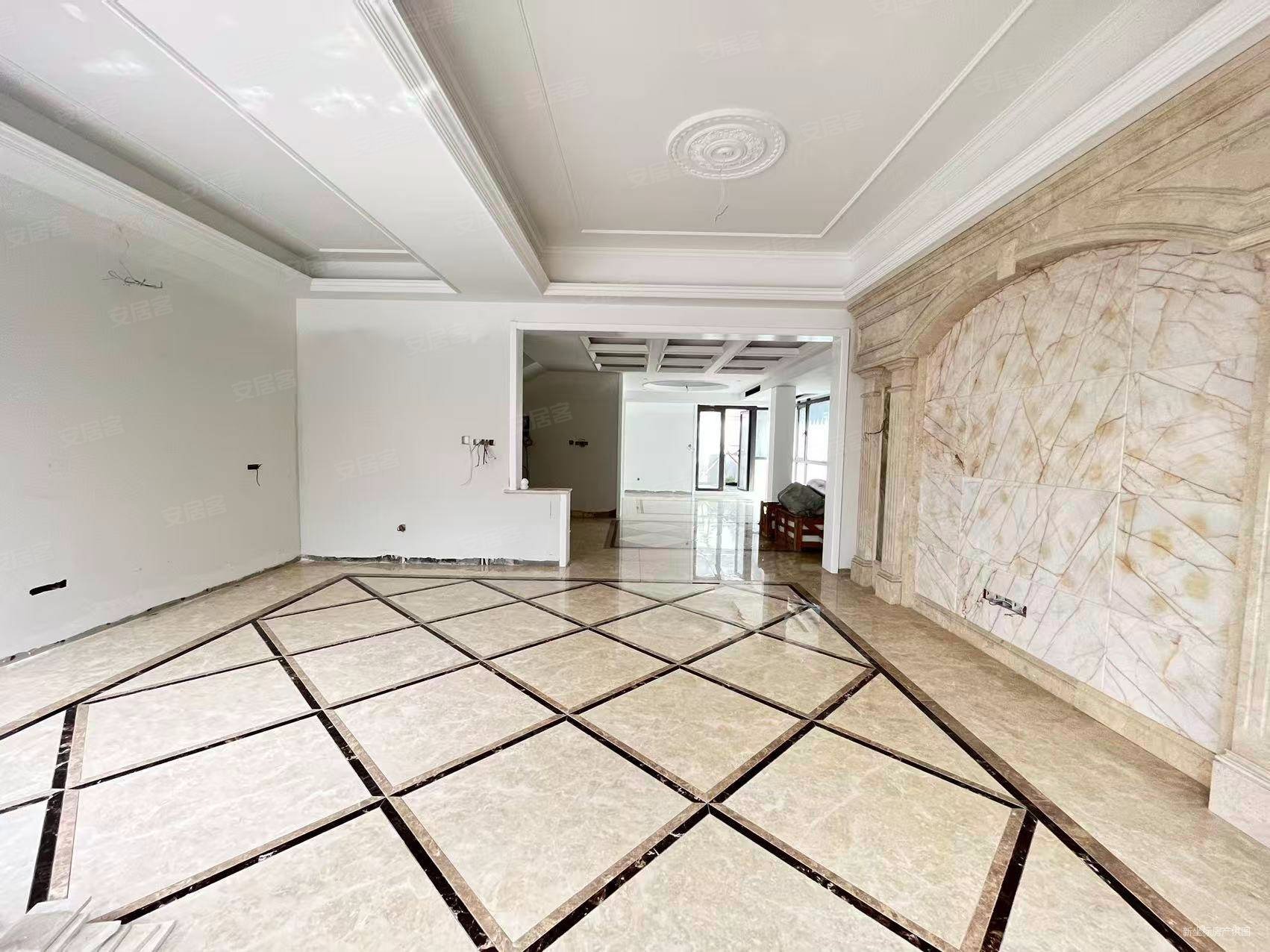 港岛花园联排别墅边户,装修了100多万,空关未住人,随时看房