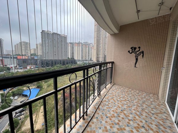 南宁青秀凤岭北蓝山上城急租,凤翔路大三房,房大厅大,楼间距宽,看房