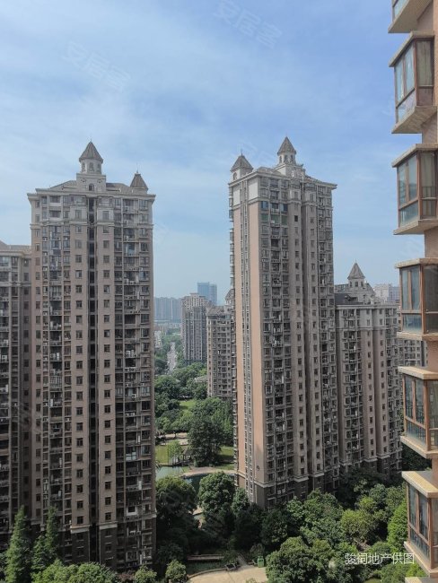 联泰香域尚城3室2厅2卫106.28㎡南185万