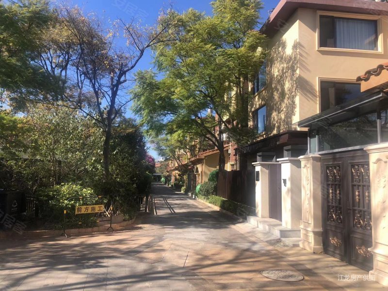 品质小区滇池卫城悦湖郡环境好联排别墅出售