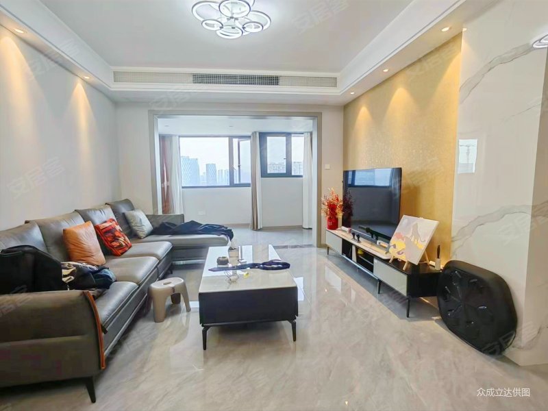 蓝光凯丽香江 去年装修业主住家有电梯 出行方便 满五商品住宅