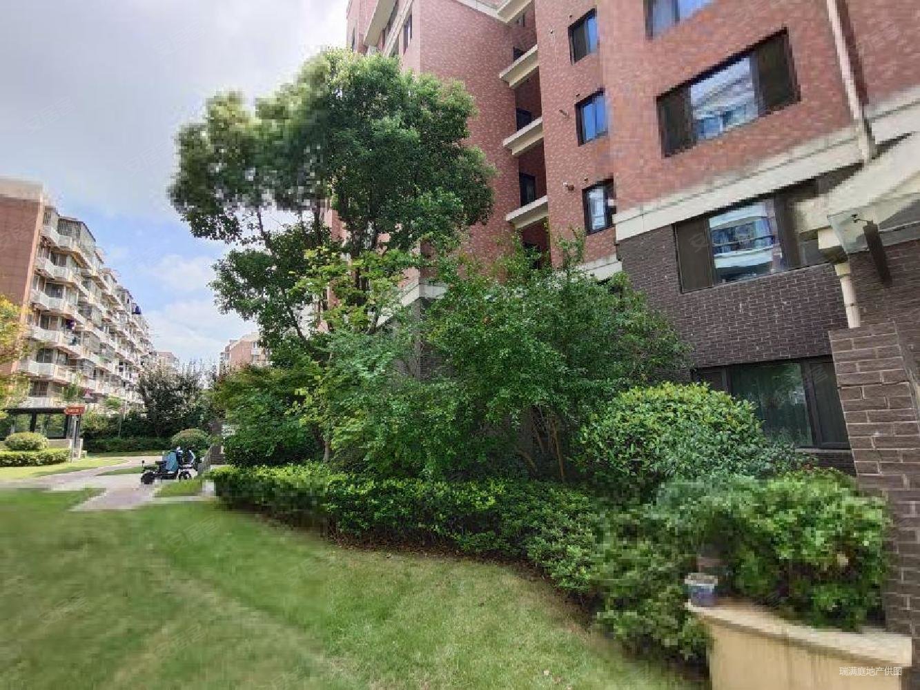 学府瑞苑4室2厅2卫139.27㎡南899万