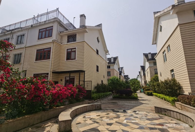 联排别墅带很大地下室地库双车位五四北泰禾广场一侧