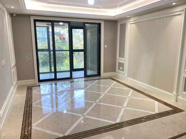 苏州常熟东南开发区名湖豪庭名湖豪庭 精装三房  中央空调有地暖 底楼