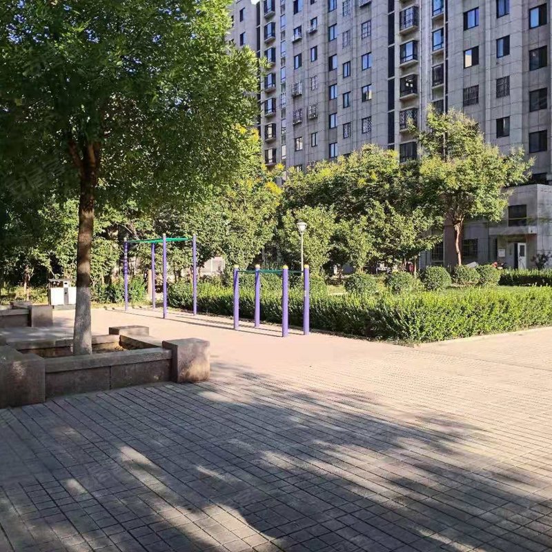 楼间距40米左右 小区车位紧张 停车困难 东城花苑东门紧邻章丘第四