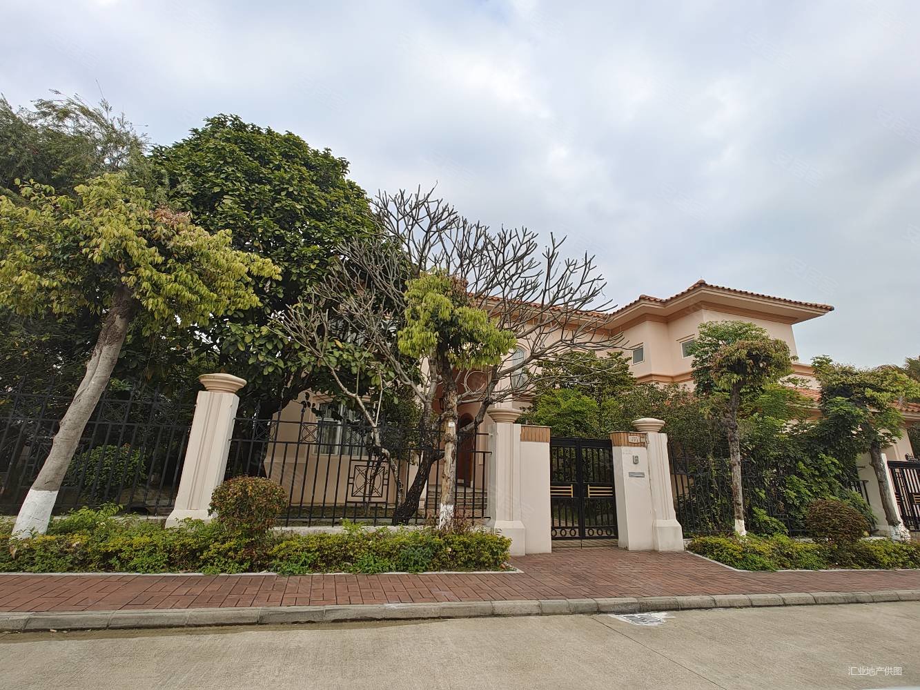 峰景高尔夫顶豪圈层区大别墅 占地1005平台湾业主急售