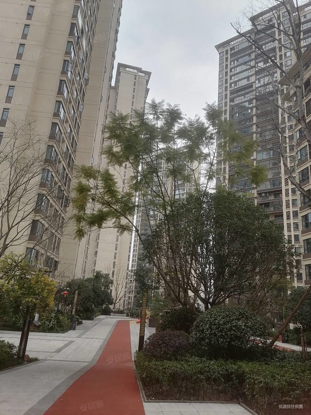 中建龙玺台4室2厅2卫145.55㎡南北247万